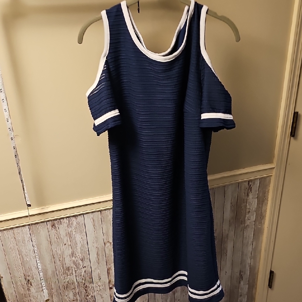B7🔹️Chic Navy Cold Shoulder Mini Dress